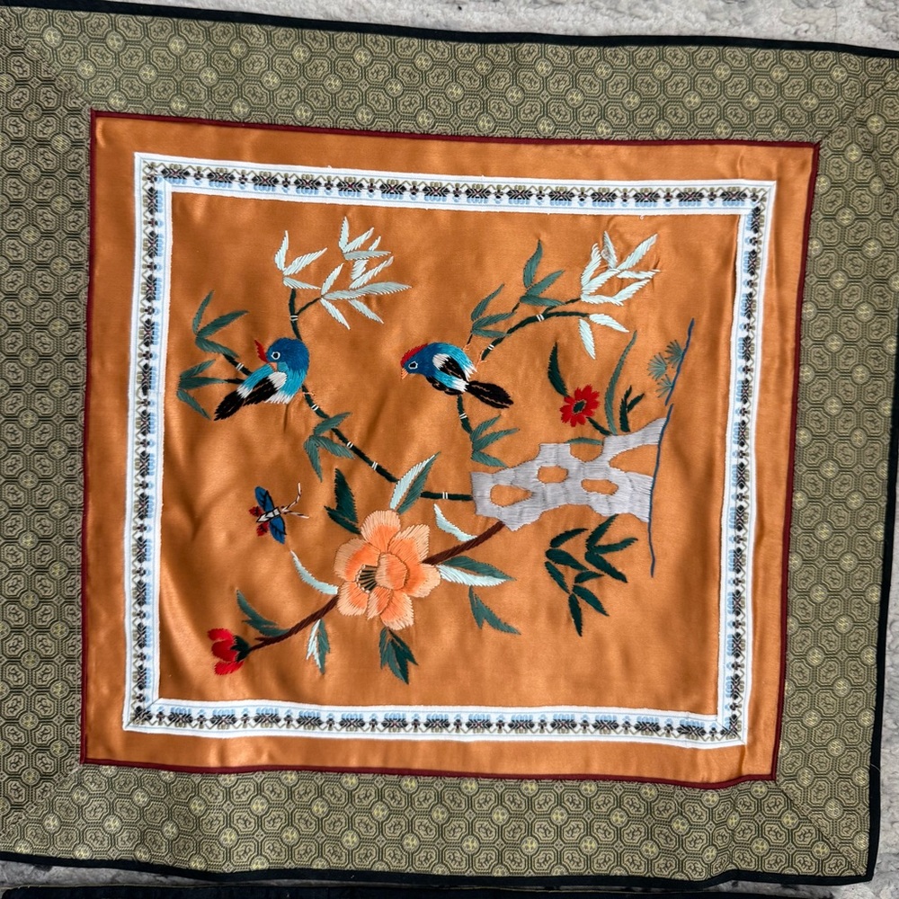 8- Chinese silk embroidered floral and birds panels ( all different stitching) - Picture 9 of 12
